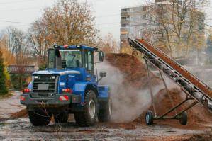 Radlader von BEYER-Mietservice im Einsatz