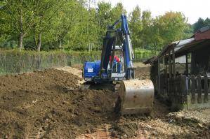 Bagger bei Ausgrabungen in Garten