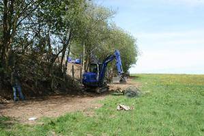 BEYER Raupenbagger auf Wiese im Einsatz