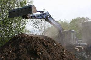 Bagger bei Erdarbeiten im Einsatz