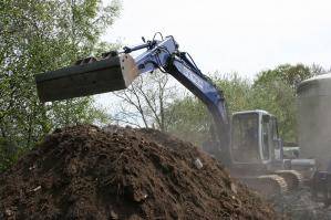 Bagger aus der Vermietung im Böschungslöffel im Einsatz