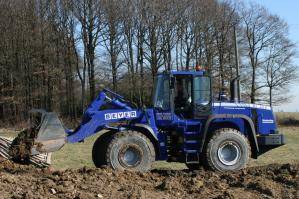 Beladener Radlader von der Seite beim Transport von Erdaushub