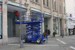 Diesel-Scherenbühne bei Lichtinstallation an Gebäude im Außenbereich