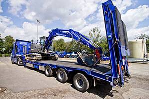 Bagger auf BEYER-LKW geladen