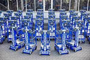 Gruppenbild von manuellen Arbeitsbühnen von BEYER-Mietservice