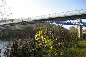 Ausgefahrener Teleskoparm von Teleskopbühne TB 204 KD bei Brückenarbeiten über Fluss hinweg