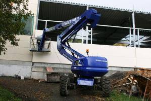 Diesel-Gelenkbühne an schräger Einsatzstelle in Aktion