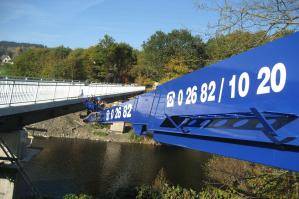 Detailaufnahme ausgefahrener Teleskoparm von Arbeitsbühne bei Brückeninspektion