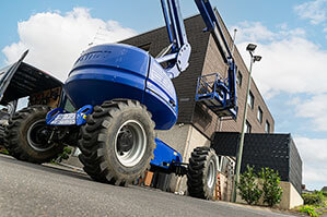 16 m Diesel-Gelenkbühne aus der Vermietung im Einsatz