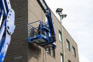 Diesel-Gelenkbühne 16 m mit drehbarem Korbarm im Einsatz