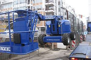 Diesel-Gelenkteleskopbühne GTB 126 D auf der Baustelle