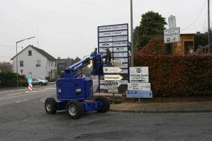 BEYER Diesel-Gelenkteleskopbühne bei Montagearbeiten auf Straße