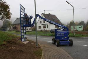 Diesel-Gelenkteleskopbühne mit 12 m Arbeitshöhe bei Arbeiten am Straßenrand