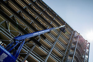 Elektro-Teleskopbühne TB 298 KE bei Einsatz an Bonner Parkhaus