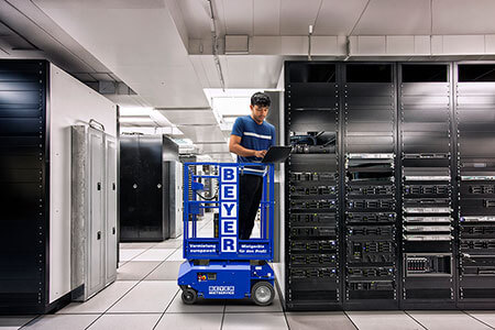 BEYER Elektro-Gelenkbühne GB 51 E bei Einsatz in Rechenzentrum