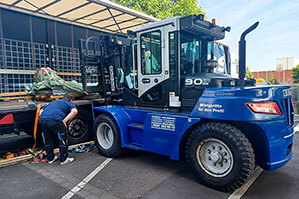 Schwerlaststapler FS 90 IDK-480 beim Abladen eines LKW