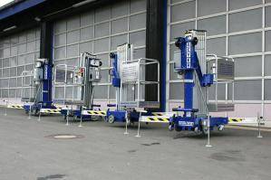 Gruppenbild von 11 m Elektro-Teleskopmastbühnen zur Miete