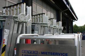 Elektro-Mastbühnen aus der BEYER-Vermietung mit 11 m Arbeitshöhe
