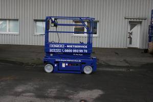 Elektro-Scherenbühne für vertikale Höheneinsätze zur Miete