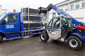 Teleskopstapler beim Transport von Fahrplatten