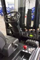 Fahrerkabine + Bedienhebel von 3,5 t Elektrostapler aus dem Verleih