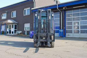 BEYER-Dieselstapler mit 2.500 kg Tragkraft vor Werkstatthalle