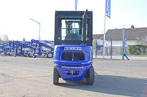 Heckansicht von BEYER Dieselstapler mit 2.500 kg Tragkraft