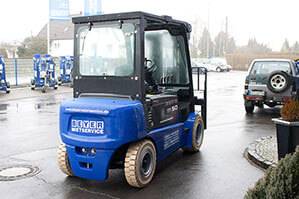 BEYER Elektrostapler mit 5 t Tragkraft auf Firmengelände