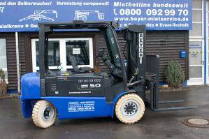 5 t Elektrostapler vor BEYER-Akademie 