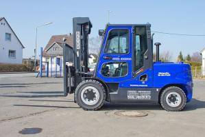 Seitenansicht von 5,5 t Dieselstapler aus dem BEYER-Verleih