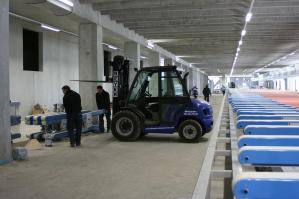 Gabelstapler von BEYER-Mietservice in Lagerhalle im Einsatz