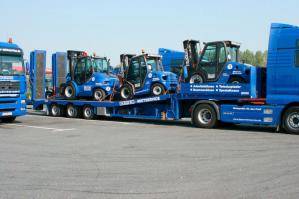 Gabelstapler auf BEYER Tieflader-Transporter geladen