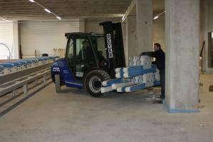 Gabelstapler aus der BEYER-Vermietung beim Lastentransport