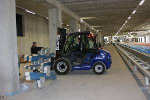 Gabelstapler beim Transport von Last in Industriehalle