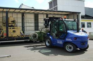 Gabelstapler beim Beladen eines Auflieger-Tiefladers