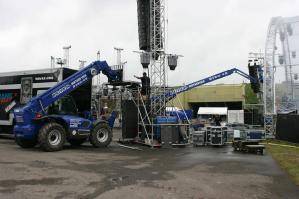 Teleskoplader und Teleskopbühne beim Bühnenaufbau auf Festival