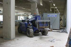 Teleskopstapler aus dem Verleih beim Einsatz in Lagerhalle