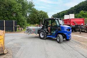 Geländestapler AFS 25 GDA-340 beim Transport von Stahlrohren im Brückenbau