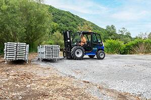 Geländestapler AFS 25 GDA-340 beim Brückenbau im Einsatz