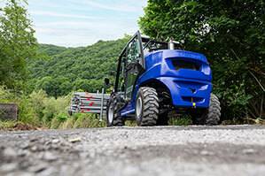 Geländestapler AFS 25 GDA-340 beim Aufbau einer mobilen Gerüstbrücke im Einsatz