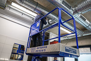 Gelenkbühne GB 51 E von BEYER bei Montagearbeiten im Einsatz