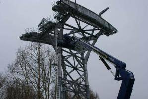 26 m Gelenkteleskop-Arbeitsbühne aus der Vermietung im Einsatz