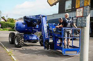 BEYER-Gelenkteleskopbühne mit Dieselantrieb und 16 m Arbeitshöhe im Einsatz