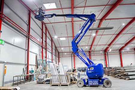 BEYER Gelenkteleskopbühne bei Montagearbeiten in Industriehalle