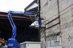 Montagearbeiten mit Gelenkteleskopbühne