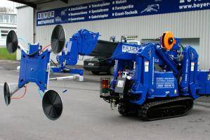 Glaskran MC 87.3 mit Glassaugrotor GSR 300 vor BEYER-Werkstatthalle