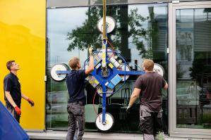 Glassauger von RC 164.5 D beim Einsetzen einer Glasscheibe