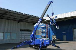 Abgestützter Minikran mit Glassauger als Anbauwerkzeug