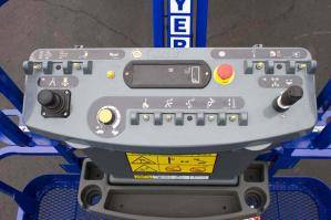 Korbsteuerung von BEYER-Gelenkteleskopbühne mit 12 m Arbeitshöhe