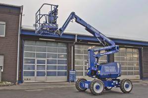 12 m Diesel-Gelenkteleskopbühne vor BEYER-Werkstatthalle